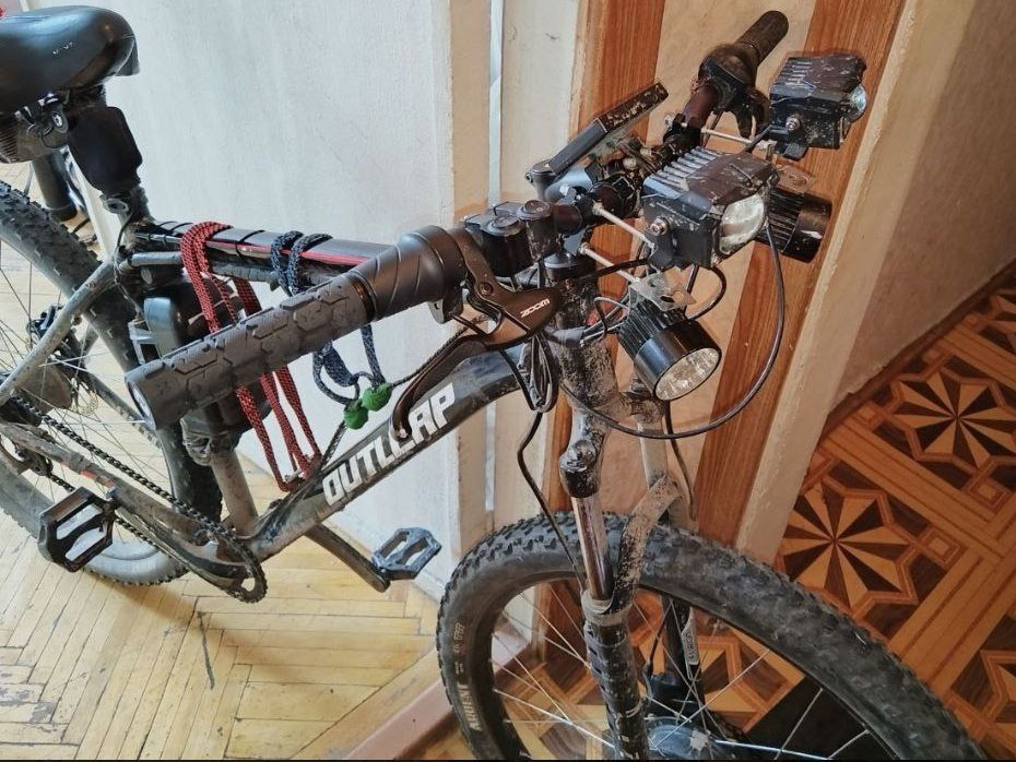 Велосипед, похожий на новогоднюю ёлку