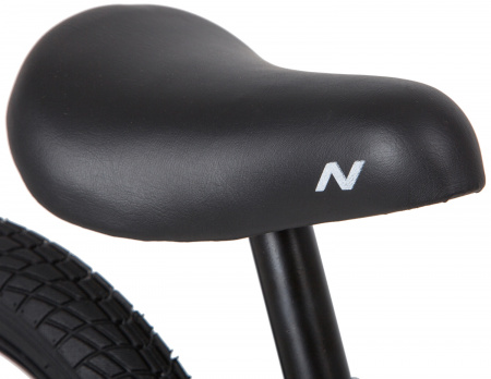 Novatrack BREEZE 14" (2020) (Беговел NOVATRACK 14" BREEZE белый, сталь, цветной спицованный обод, камера, покрышка)